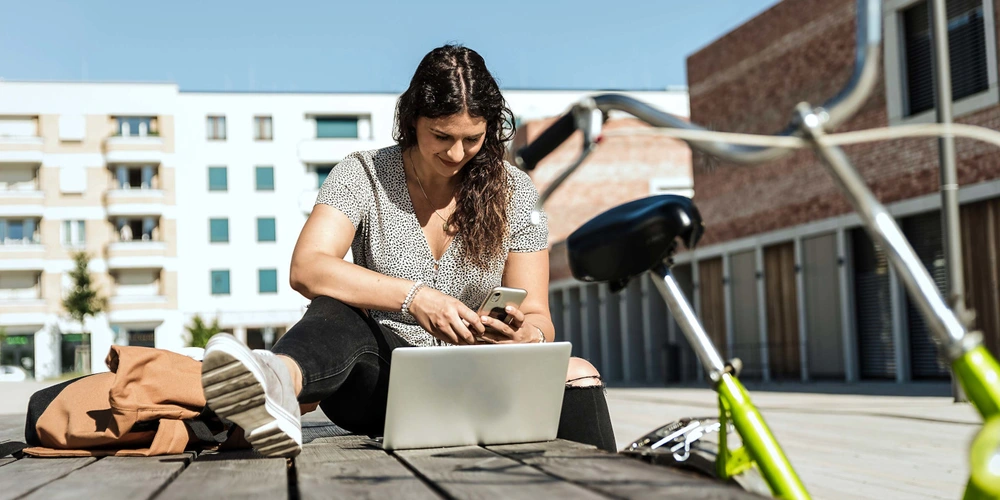 Kunden bearbeitet ihren linexo Vertrag auf einer Bank